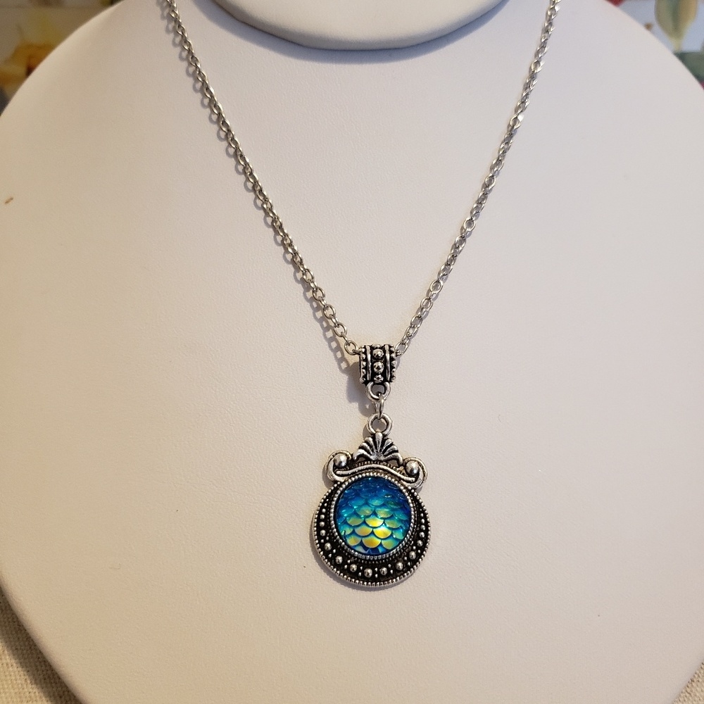 ⚡CLEARANCE⚡ Ocean Blue Mermaid Scale Pendant NK - Picture 5 of 8
